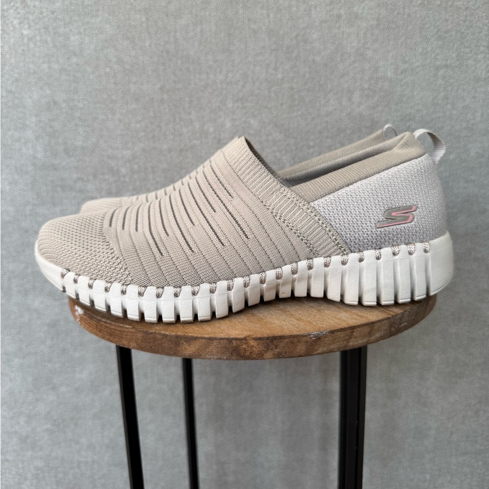 Skechers Women's GO Walk Smart-Wise Slip-on
Sneakers Size 6